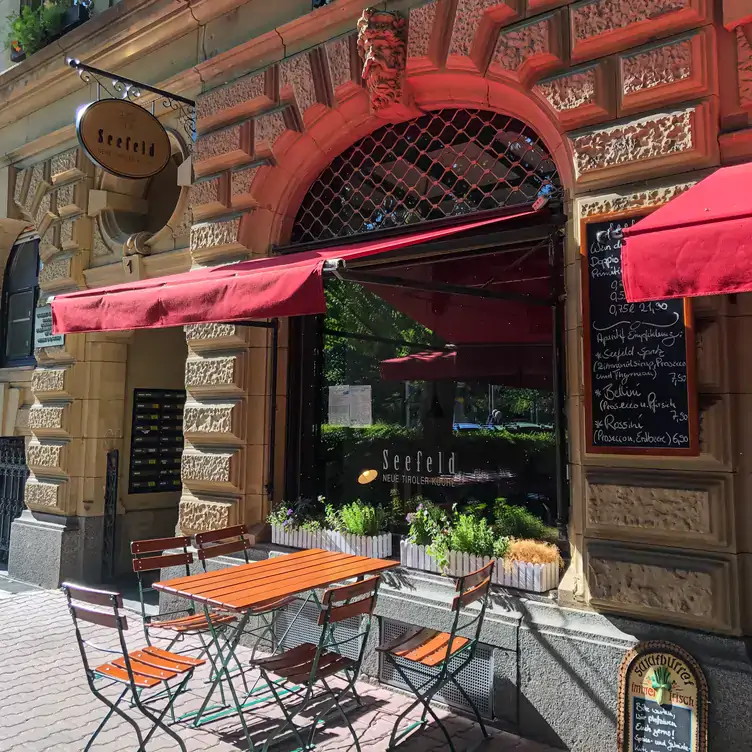 Historische Fassade und Tische im Außenbereich des Seefeld, eines der besten Restaurants in Frankfurt für besondere Anlässe.