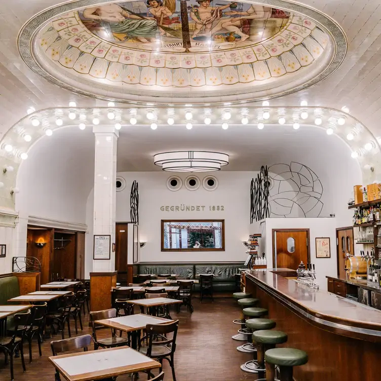 Prächtiger Speisesaal aus dem 19. Jahrhundert mit Deckengemälde im Café Paris – Saal/Salon, einem hervorragenden Restaurant in Hamburg.