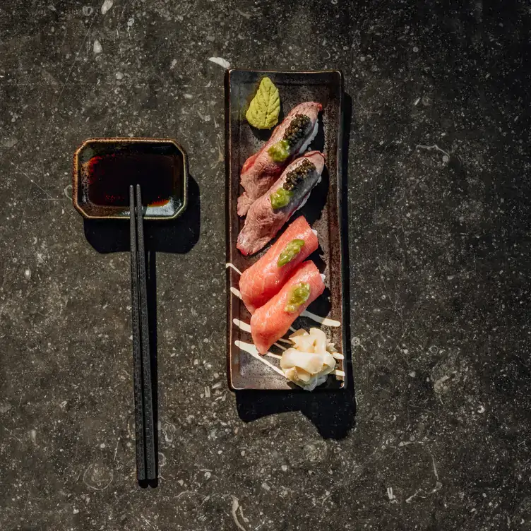 Teller mit Nigiri-Sushi von Lachs und Rind mit Sojasauce im Moriki, einem der besten Restaurants in Frankfurt für spezielle Anlässe.