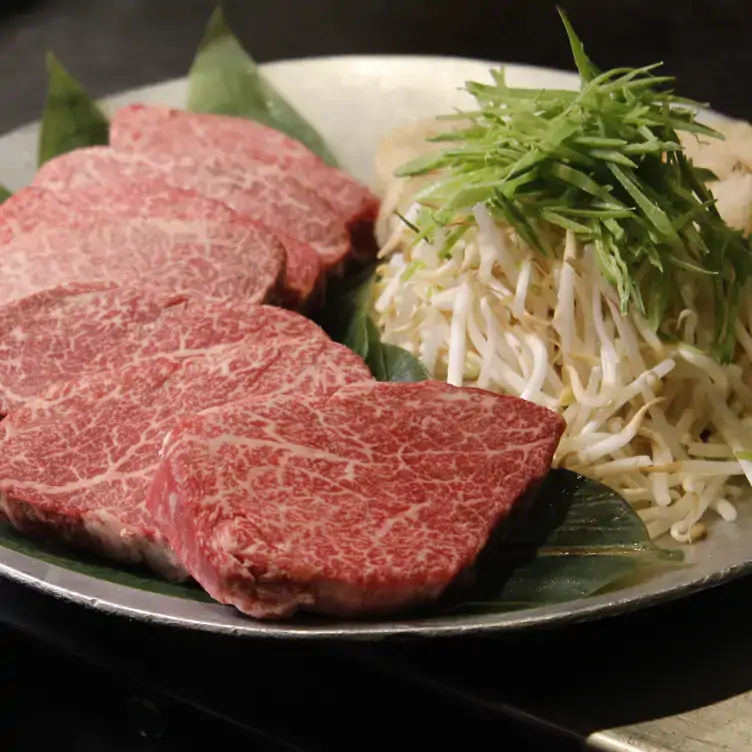 Teller mit rohem, fein marmorierten Wagyu-Fleisch aus Japan im KABUKI, einem der besten Restaurants in Frankfurt für besondere Anlässe.