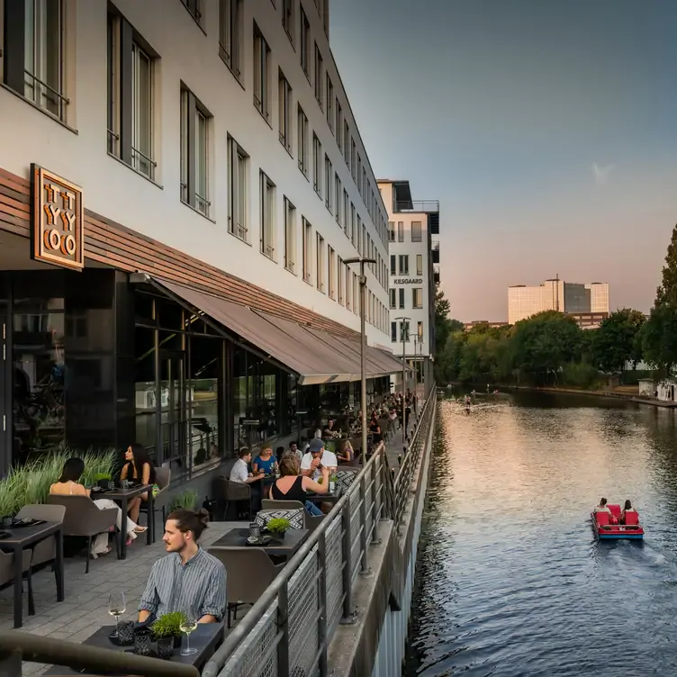 Außenbereich mit Blick auf die Alsterkanäle im TYO TYO, einem der besten Restaurants in Hamburg.