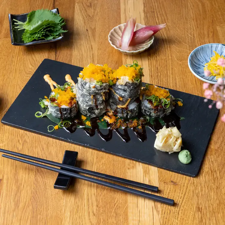 Gunkan-Sushi mit Fischrogen garniert in einem der besten Restaurants in Köln für besondere Anlässe.