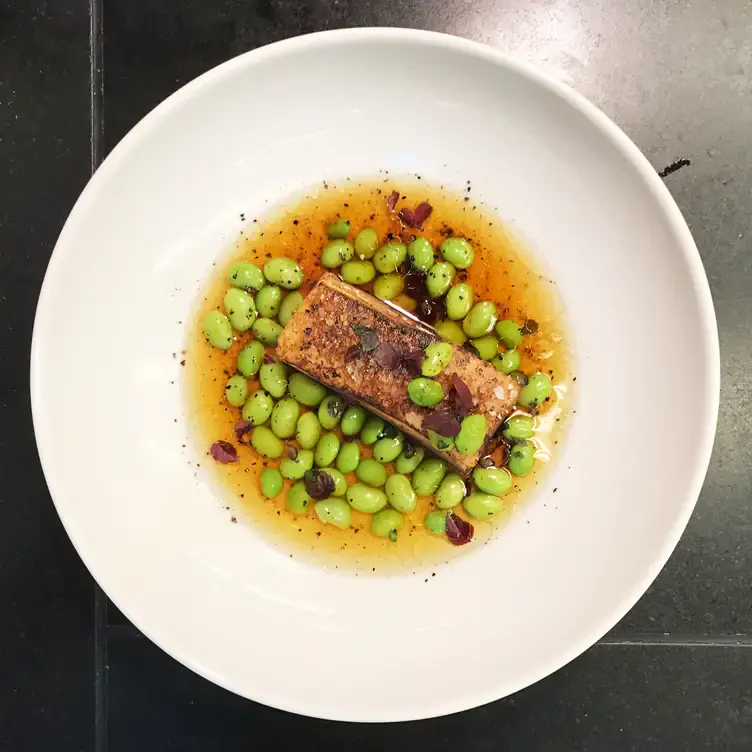 Feines Bratengericht mit Sauce und Bohnen in der Bullerei, einem der besten Restaurants in Hamburg.