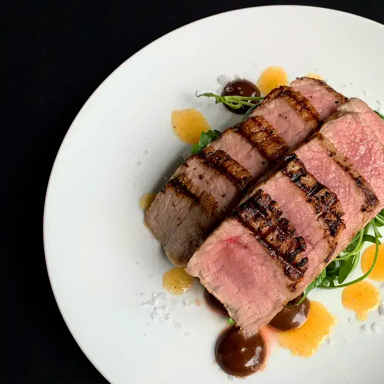 Fein geschnittenes Fleisch mit Salat und Sauce im La Trinca, einem der besten Restaurants in Frankfurt für besondere Anlässe.