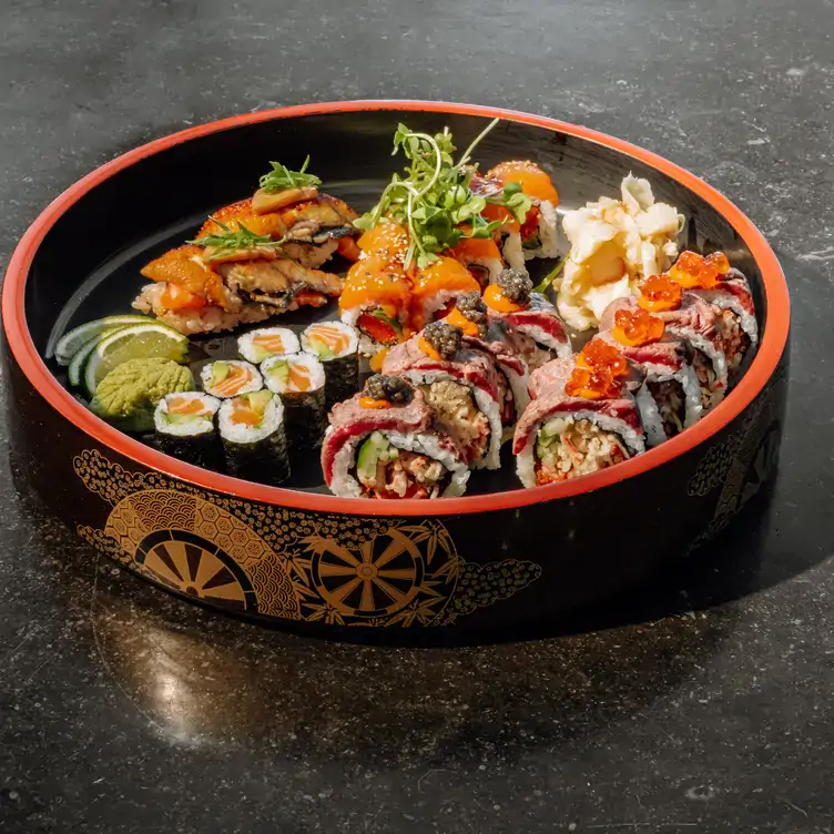 Teller mit verschiedenen Sushi-Rollen im Moriki, einem der besten Restaurants in Frankfurt für besondere Anlässe.