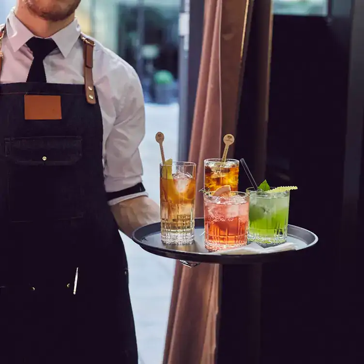 Tablett mit fruchtigen Cocktails im Brenner Operngrill, einem der besten Restaurants in München.