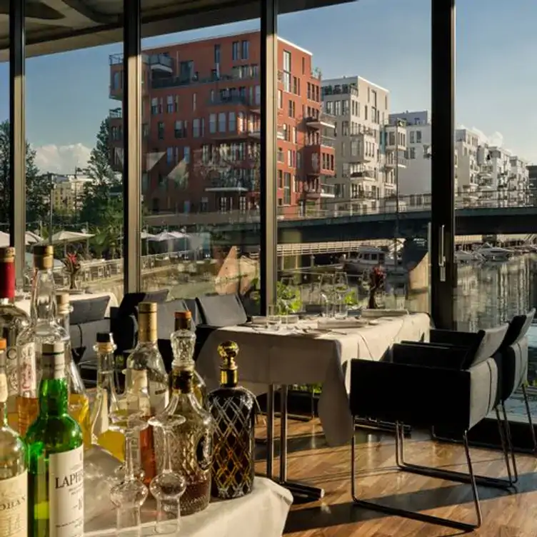 Blick auf das Mainufer im Westhafen von der frankfurter botschaft, einem der besten Restaurants in Frankfurt für besondere Anlässe.