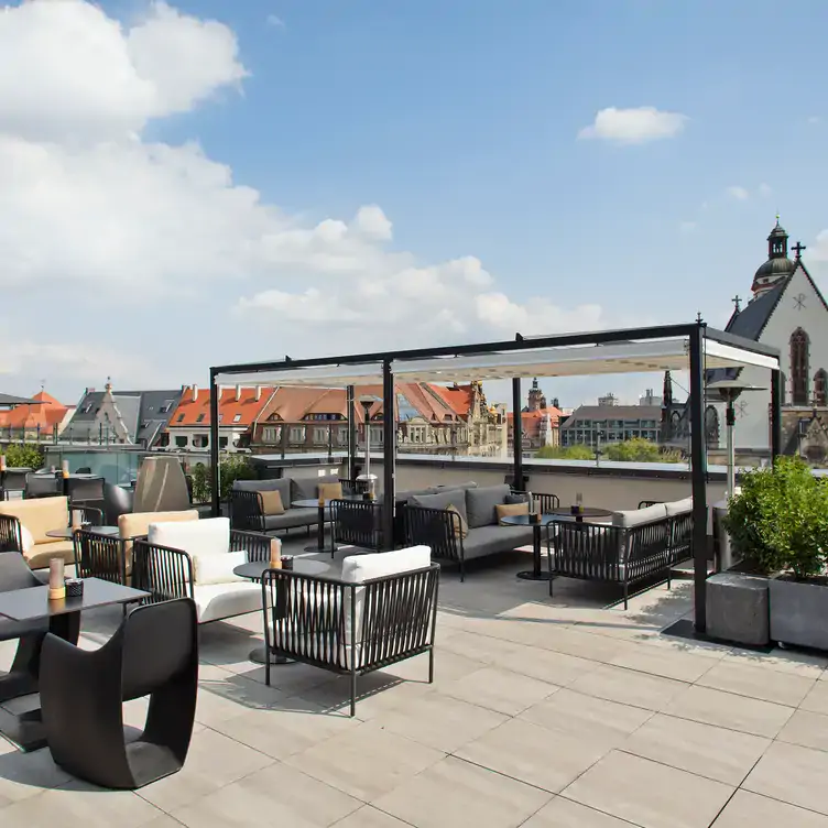 Großzügig angelegte Dachterrasse mit gemütlichen Sitzecken im Cabana, einem der besten Biergärten in Leipzig.