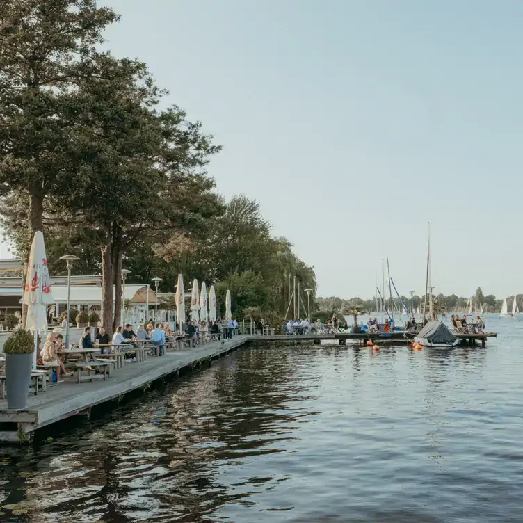 Außenbereich des AlsterCliff an der Alster – ganz klar einer der schönsten Biergärten in Hamburg.