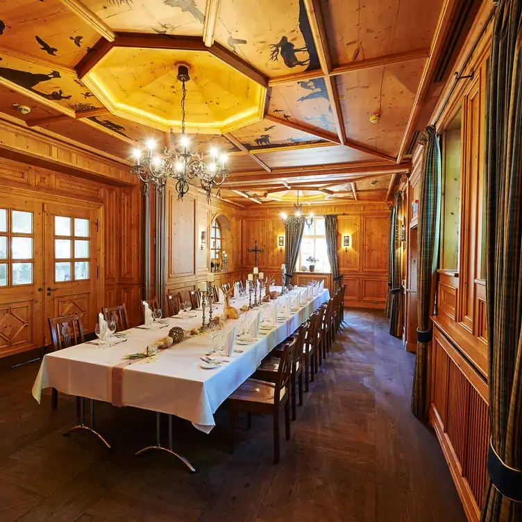 Großer Speisesaal im Harlachinger Jagdschlössel in München.