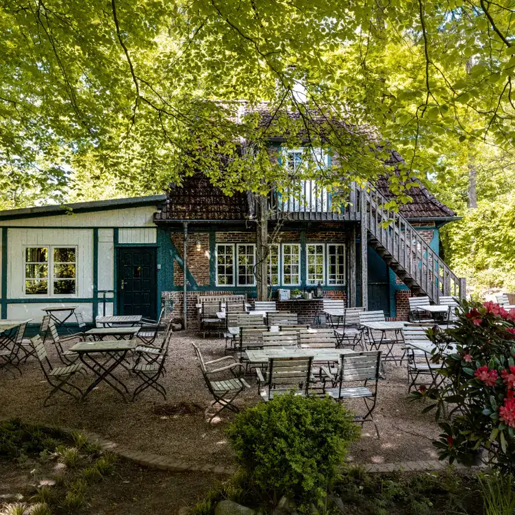 Außenbereich des Hamburger Biergartens Quellenthal mit vielen Sitzgelegenheiten.