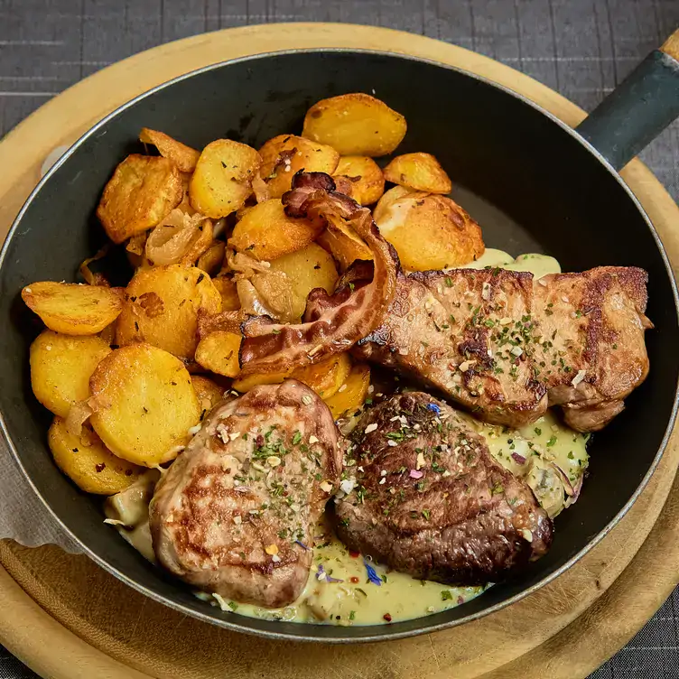 Herzhafte Pfanne mit Steaks und Bratkartoffeln im Frankfurter Biergarten Gasthaus zum Bären.