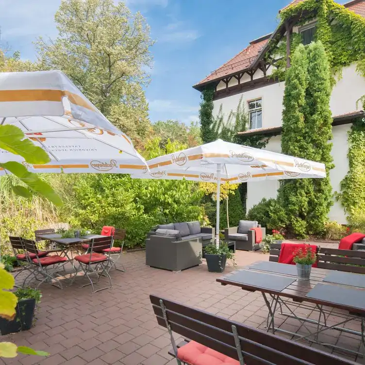 Gemütlicher Außenbereich mit Aussicht im Senses, einem der besten Biergärten in Leipzig.