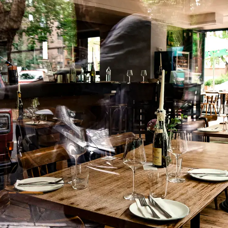 Gastraum mit der eleganten Atmosphäre einer Weinbar im Tanica, einem der besten Restaurants in Köln.