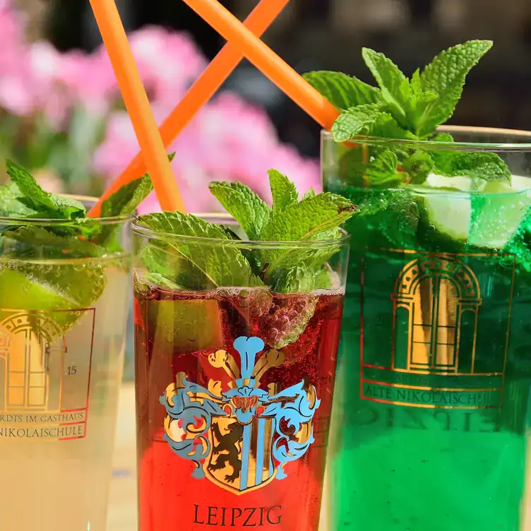 Gläser mit fruchtigen Longdrinks im Reinhardts, einem der besten Biergärten in Leipzig