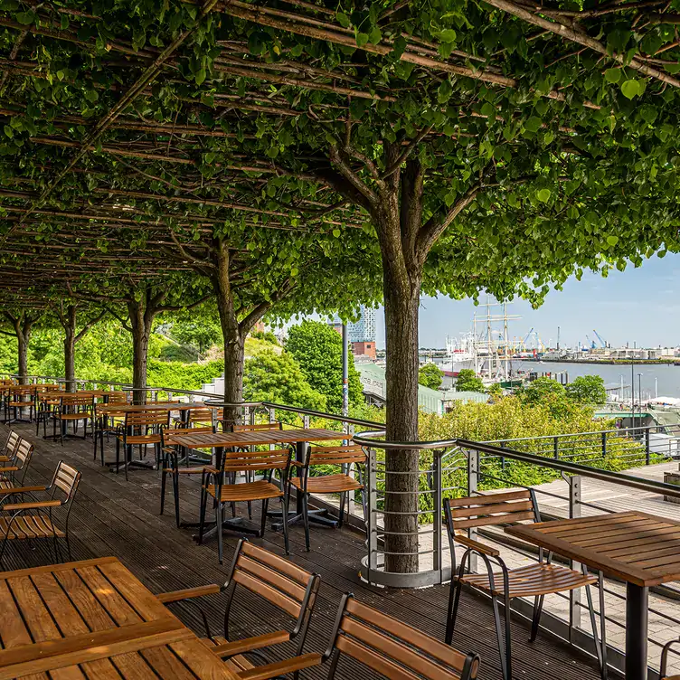 Blick von der Terrasse des Restaurant Port, einem der besten Restaurants mit Biergarten in Hamburg.