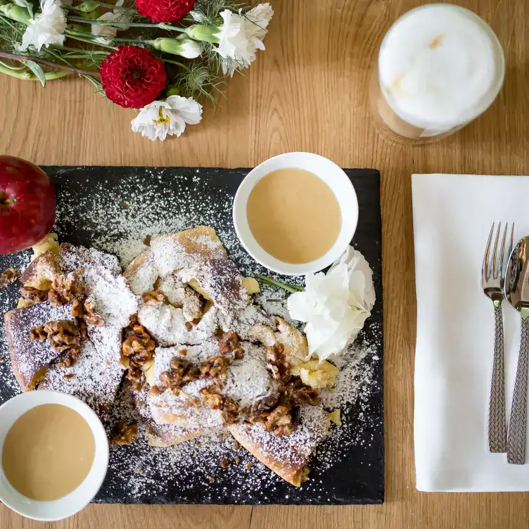 Platte mit Kaiserschmarrn und Kompott im Adler Kronberg, einem der besten Biergärten Frankfurts.