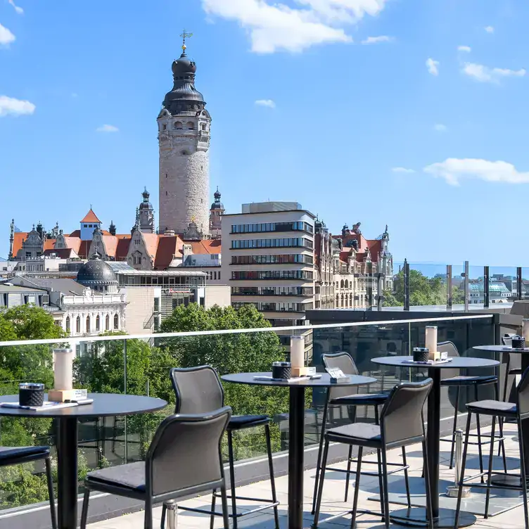 Blick von der Dachterrasse auf den Leipziger Rathausturm im Cabana, einem der besten Biergärten in Leipzig.