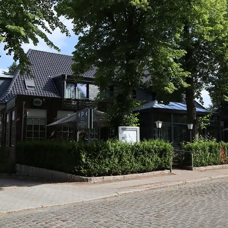 Schönes Gebäude, in dem sich das Landhaus Ohlstedt, eines der besten Restaurants mit Biergarten in Hamburg, befindet.