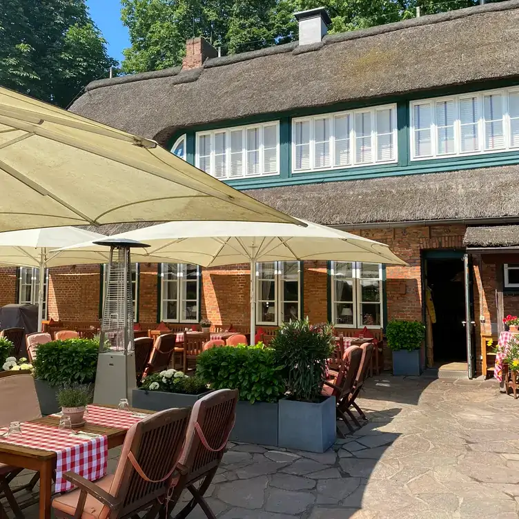 Einer der besten Biergärten in Hamburg mit Blick auf das Restaurant Zum Wattkorn.