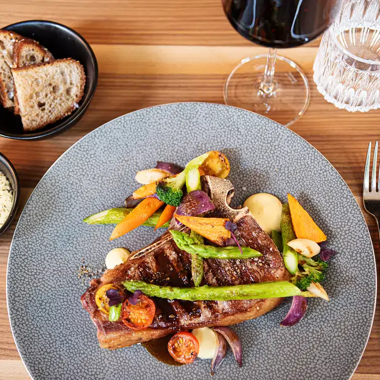 Fleischgericht mit Spargel und Gemüse im Restaurant Port in Hamburg.