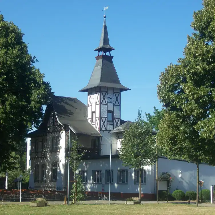 Historischer Fachwerkturm des Restaurants Schrebers, einem der besten Biergärten in Leipzig.