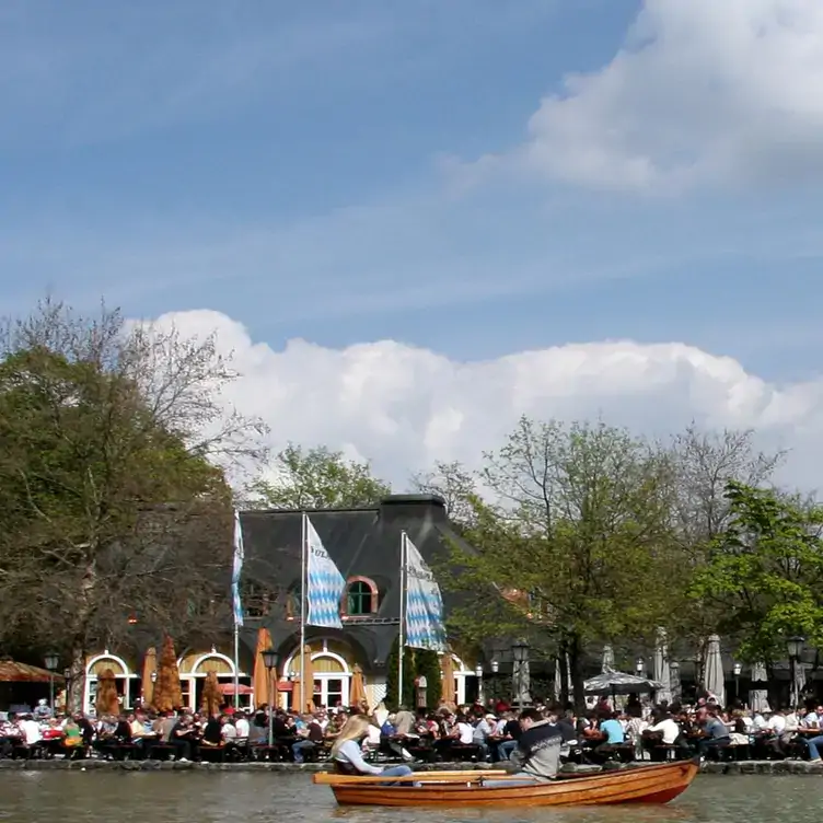 Blick auf die Seeterrasse des Seehaus im Englischen Garten – einer der schönsten Biergärten im München.