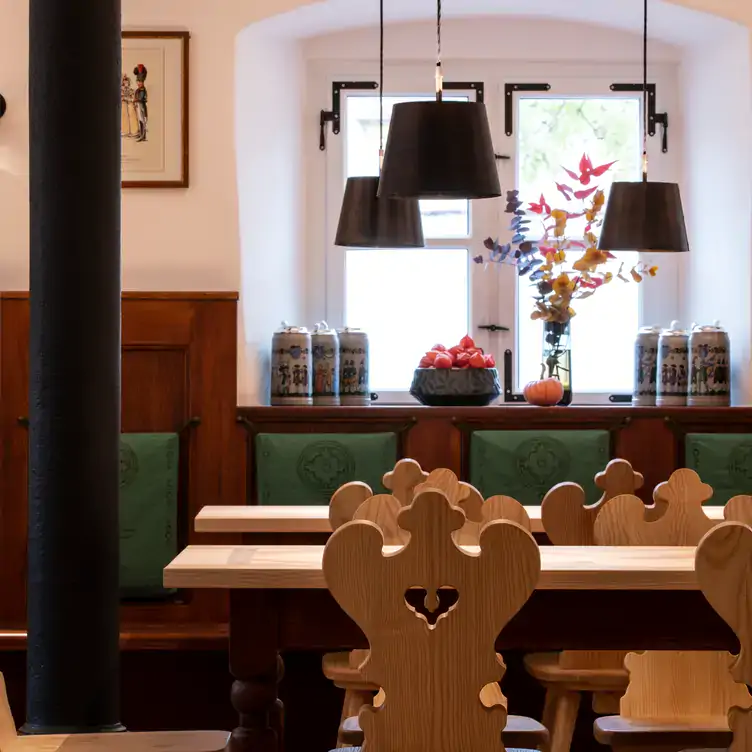 Innenbereich des Münchner Restaurants Stiftungsgasthaus Zum Gustl mit Biergarten im bayerischen Stil.