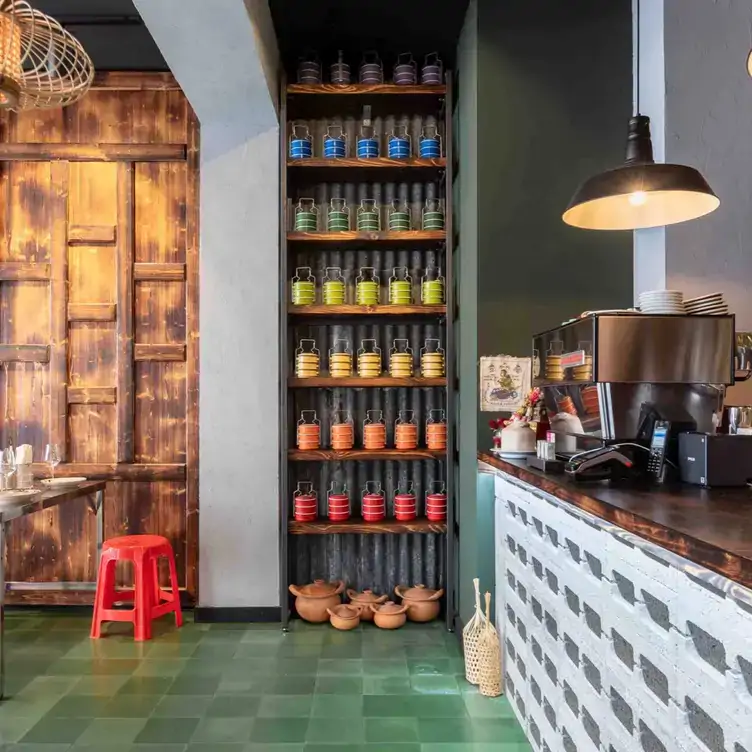 Theke in asiatischem Design im BKK Thai Street Food, einem der besten Restaurants in Frankfurt.