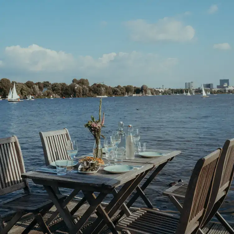 Schön dekorierter Tisch an der Alster im AlsterCliff, einem der schönsten Biergärten in Hamburg.