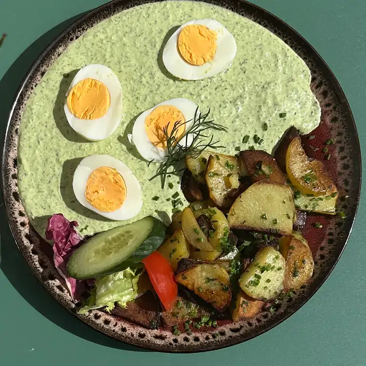 Eier mit Grüner Soße und Kartoffeln im Café Karin, einem der besten Restaurants in Frankfurt.