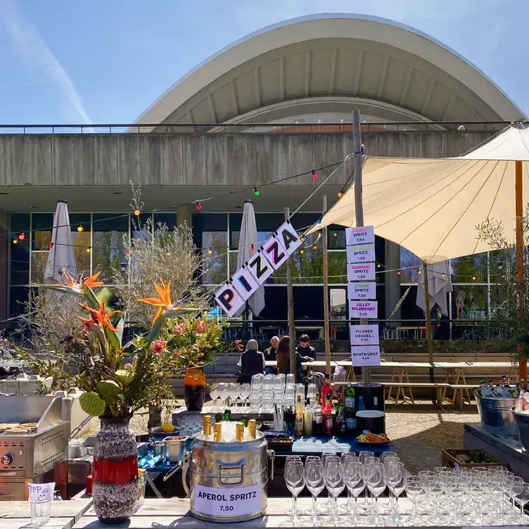 Aperitif-Theke und Pizza-Angebot im Außenbereich der Weltwirtschaft mit Blick auf das Haus der Kulturen der Welt.