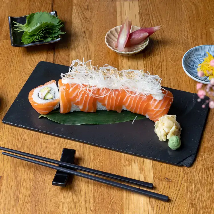 Fischliebhaber*innen, aufgepasst: Begebt euch zum ZEN Japanese Restaurant in Lindenthal, um einige der besten Sushi-Gerichte der Stadt zu finden.