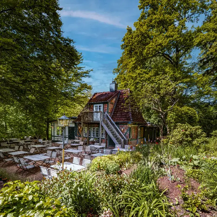 Außenbereich des Quellenthal, einem der schönsten Biergärten in Hamburg, mit Blick auf das Fachwerkhaus.