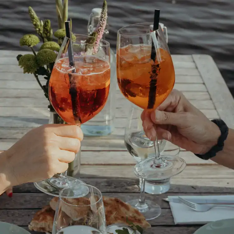 2 Gläser Aperol Spritz im Alstercliff in Hamburg.