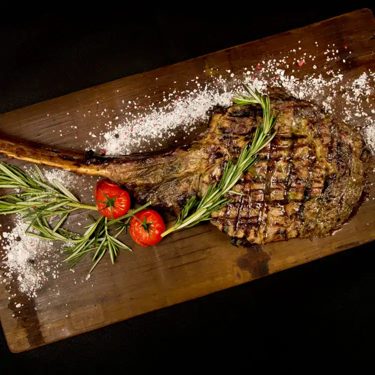 Saftiges Stück Steak im ganzen Stück mit Tomaten und Rosmarin in The ASH Köln Hahnenstraße, einem Top-Restaurant in