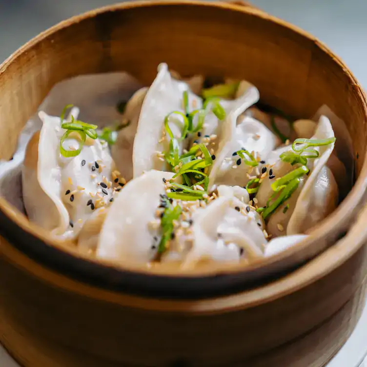 Gedämpfte Teigtaschen im Bambusbehälter bei SomeDimSum, einem der besten Restaurants mit asiatischer Küche in Hamburg.