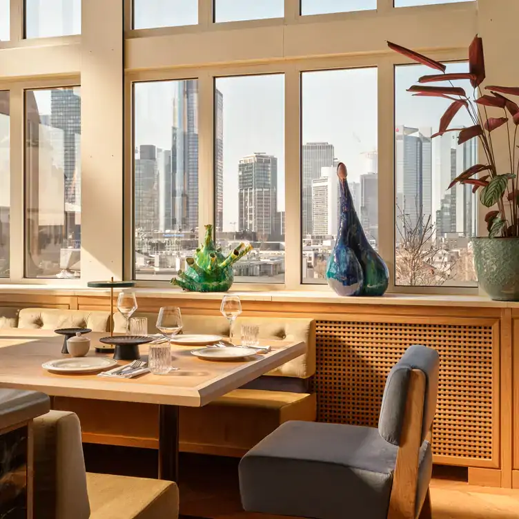 Restaurant mit schönem Ausblick aus dem Fenster vom Occhio d’Oro.