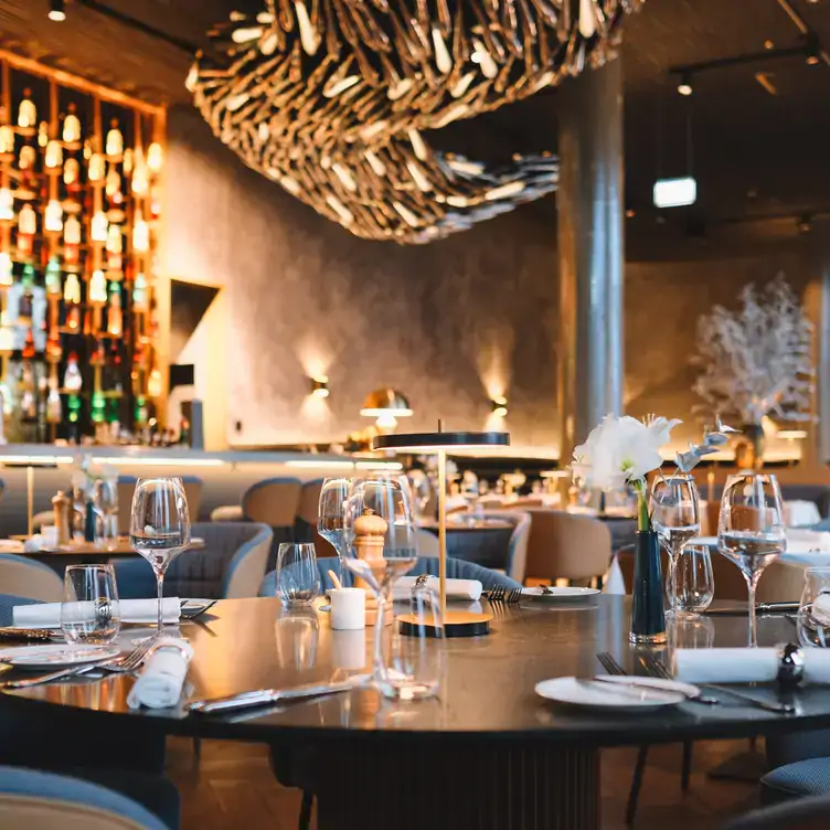 Gedeckter Tisch im schönen Restaurant Claas mit Bar im Hintergrund.