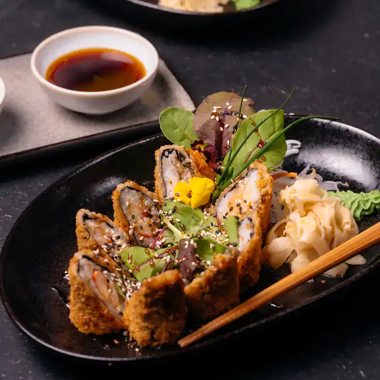 Teller mit frittierten Tempura-Rollen im MIYAKI, einem der besten Sushi-Restaurants in Berlin.