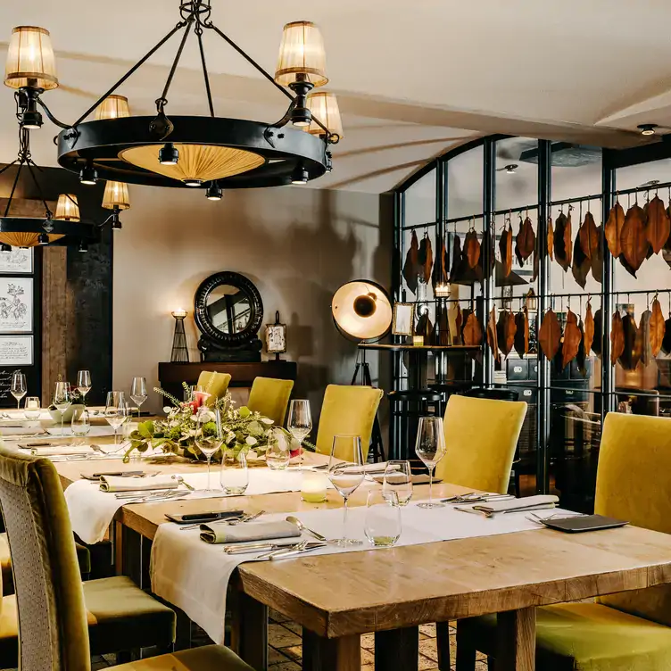 Gedeckter Tisch mit gelben Stühlen und Kronleuchter im Restaurant Philipp Soldan, einem Hotelrestaurant mit schöner Aussicht.