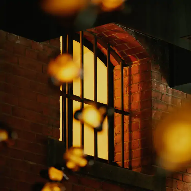 Beleuchtetes Fenster mit Gittern im LOVIS Restaurant & Bar, einem der schönsten Restaurants in Deutschland.