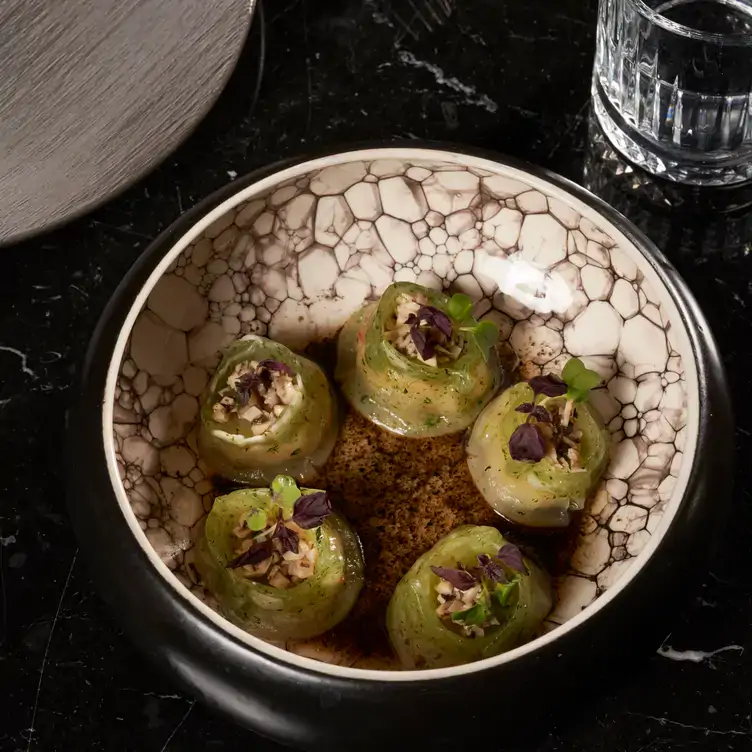 Schale mit gerollten Dumplings im Aimy Restaurant, einem der schönsten Restaurants in Deutschland.