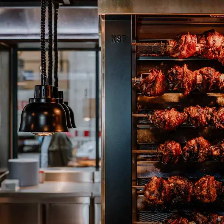 Drehspieß mit Schweinshaxen im Haxengrill, einem der schönsten Restaurants in Deutschland.