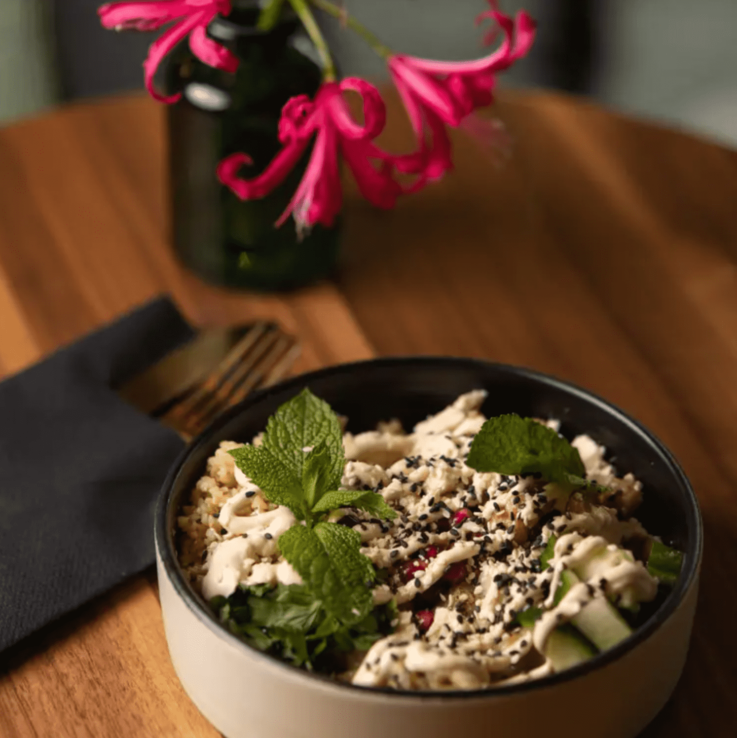 Vitalisierende vegane Bowl – bei IVY Tagesbar in München. Bildnachweis: IVY Tagesbar - OpenTable.de