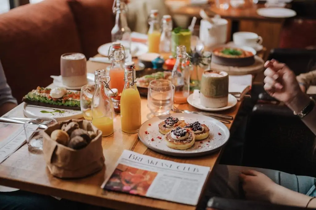 Perfekt für Boozy Brunch – Jetzt Tisch im BREAKFAST CLUB Orania in Kreuzberg reservieren