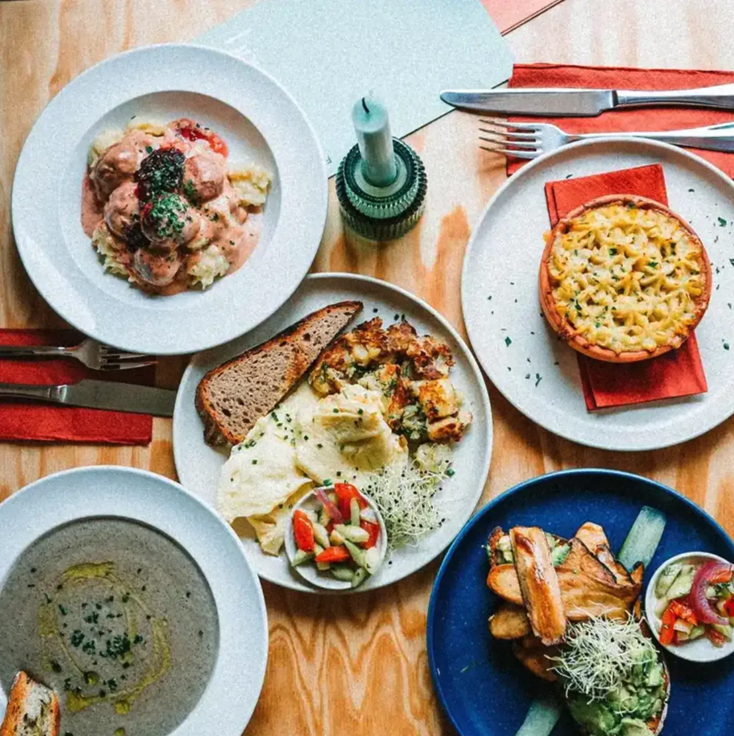 Für leichtes Essen einer der besten Brunchs in Hamburg: Besuchen Sie das braena in Eimsbüttel zum Late Breakfast