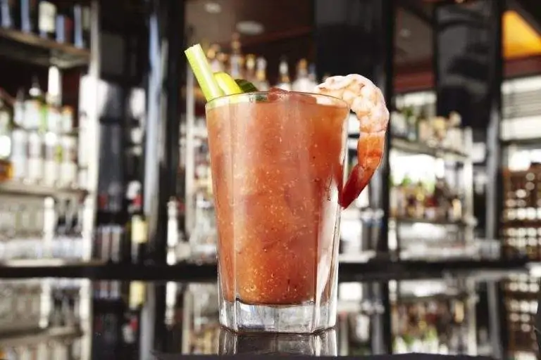 Ein Bloody Marry Cocktail auf einem Bartresten