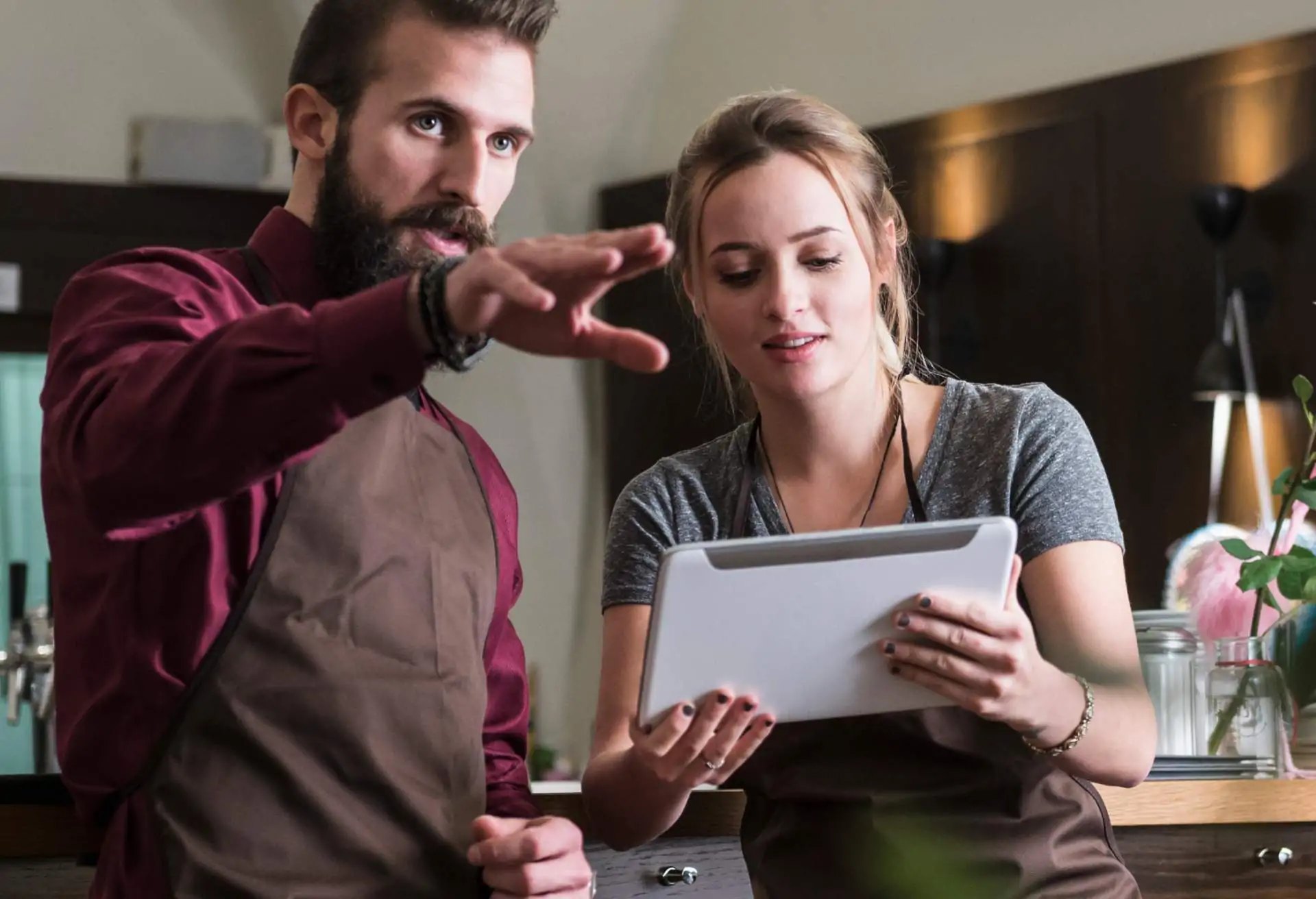 Ein Restaurantteam plant die bevorstehende Schicht mit einem Tablet