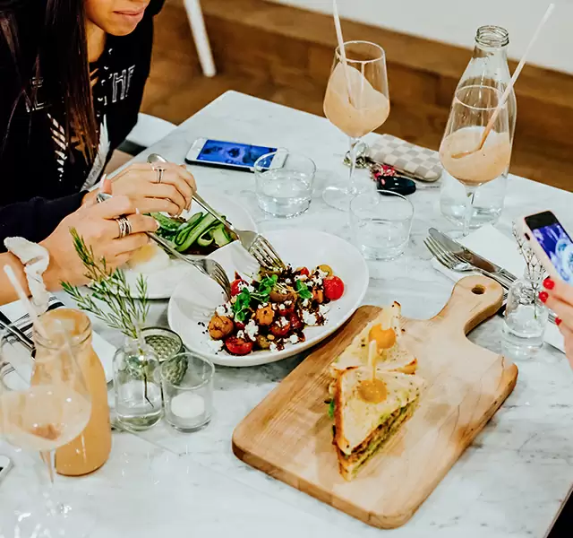 Ein Restaurantgast, der eine Mahlzeit genießt